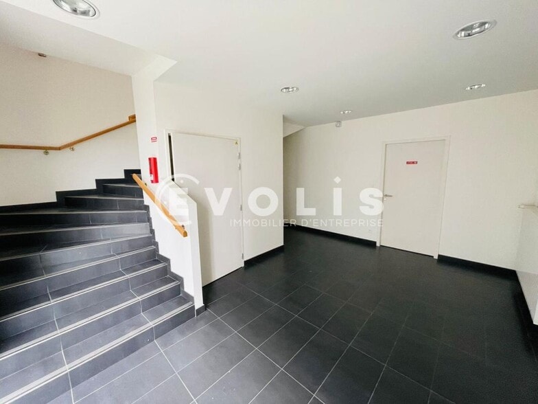Light Industrial in Moissy-Cramayel to rent - Interior Photo - Image 3 of 6