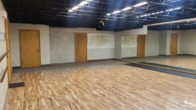 40 1st Ave W, Dickinson, ND to rent Interior Photo- Image 2 of 13