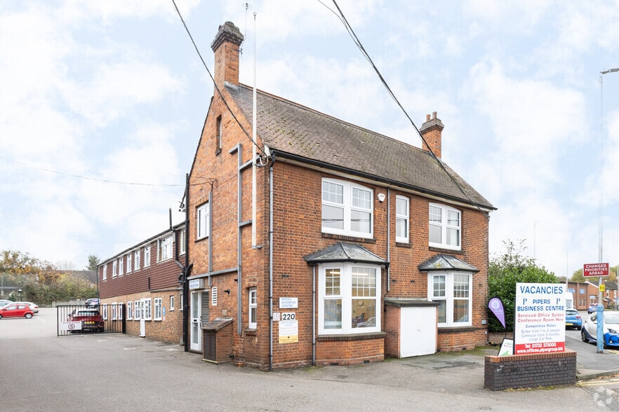 220 Vale Rd, Tonbridge to rent - Primary Photo - Image 1 of 2