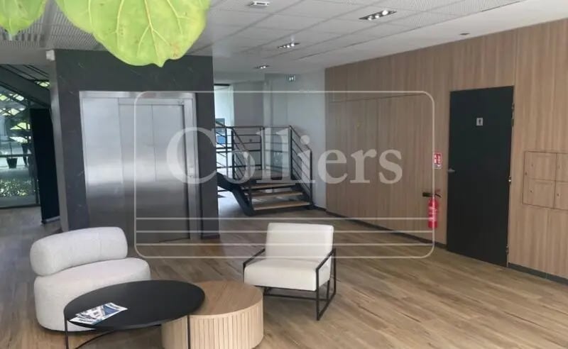 575-655 Allée Des Parcs, Saint-Priest to rent - Lobby - Image 3 of 13
