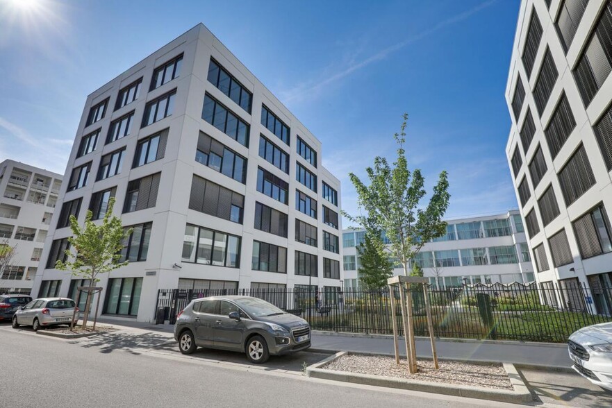 8 Rue Maurice Moissonnier, Vaulx-en-Velin to rent - Building Photo - Image 2 of 10