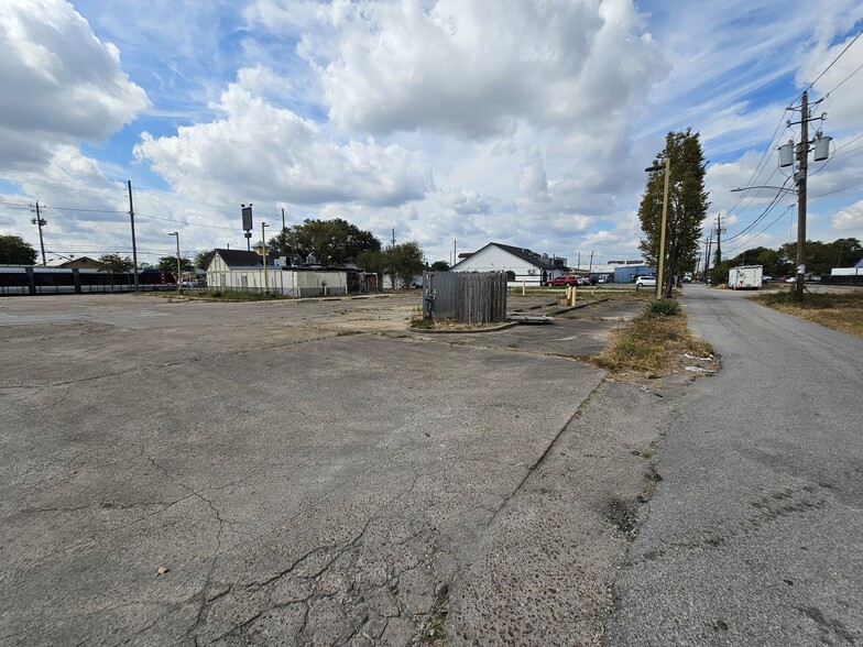 6929 Harrisburg Blvd, Houston, TX for rent - Building Photo - Image 2 of 7