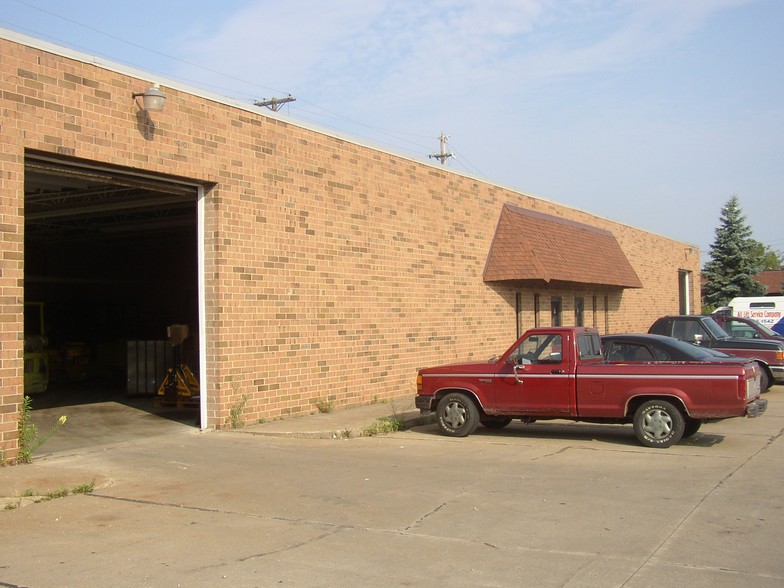 30030-30040 Lakeland Blvd, Wickliffe, OH for rent - Building Photo - Image 2 of 4