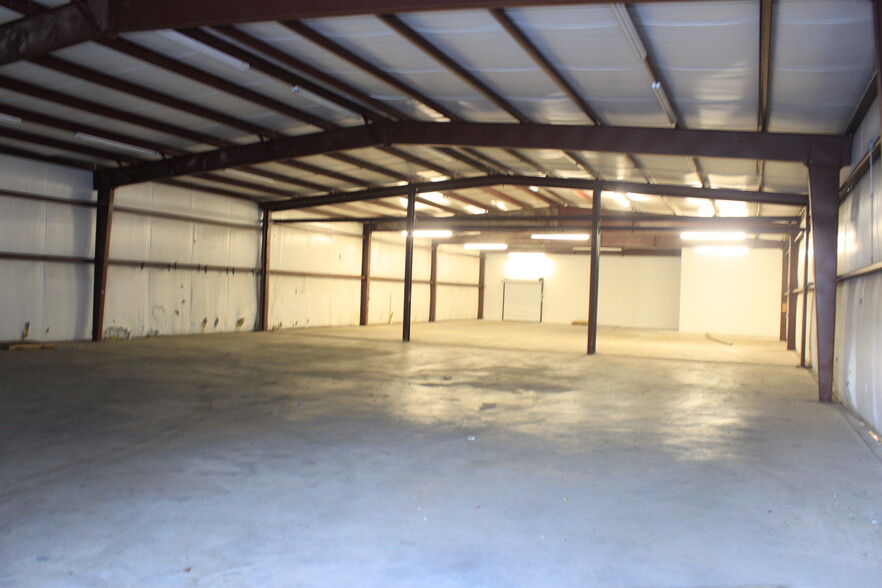 107 Industrial Park Dr, Hollister, MO for rent - Building Photo - Image 2 of 4