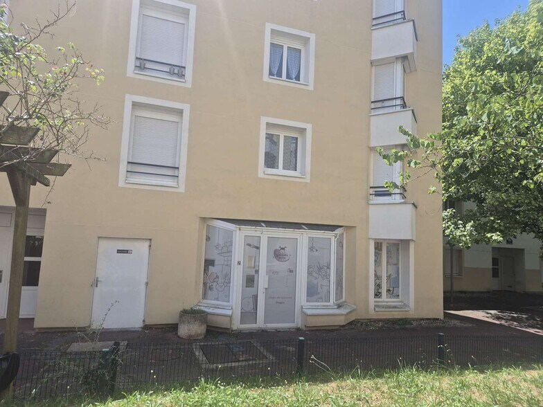 2 Place Nicolas Poussin, Montigny-le-Bretonneux to rent - Building Photo - Image 1 of 2