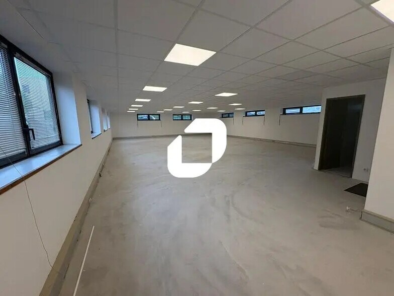 Office in Saint-Germain-en-Laye to rent - Interior Photo - Image 1 of 20