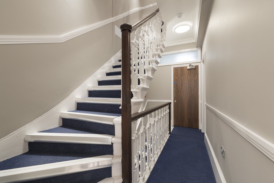 9 South Molton St, London to rent - Interior Photo - Image 2 of 9