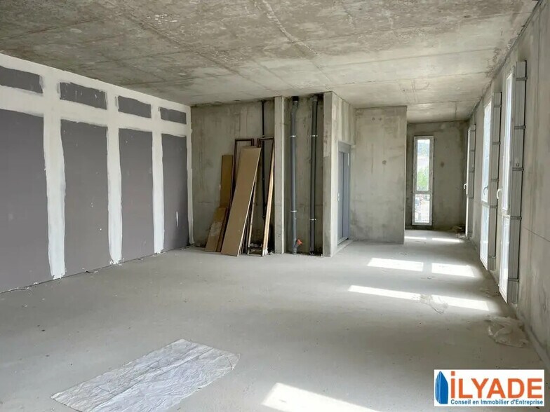 Retail in Manosque for sale - Interior Photo - Image 3 of 5