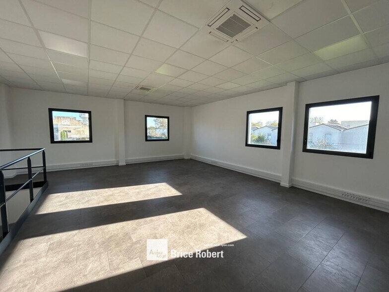 Light Industrial in Saint Priest to rent - Interior Photo - Image 2 of 11