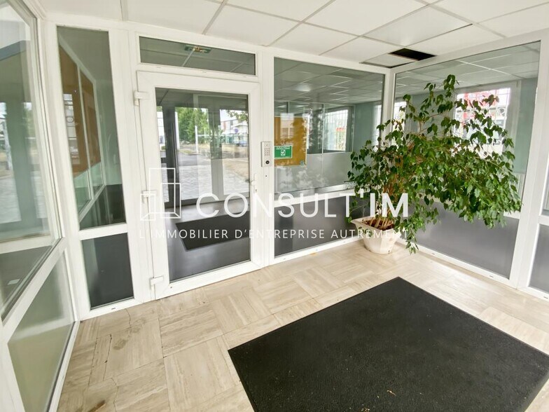 Office in Aulnay-sous-Bois to rent - Lobby - Image 2 of 7