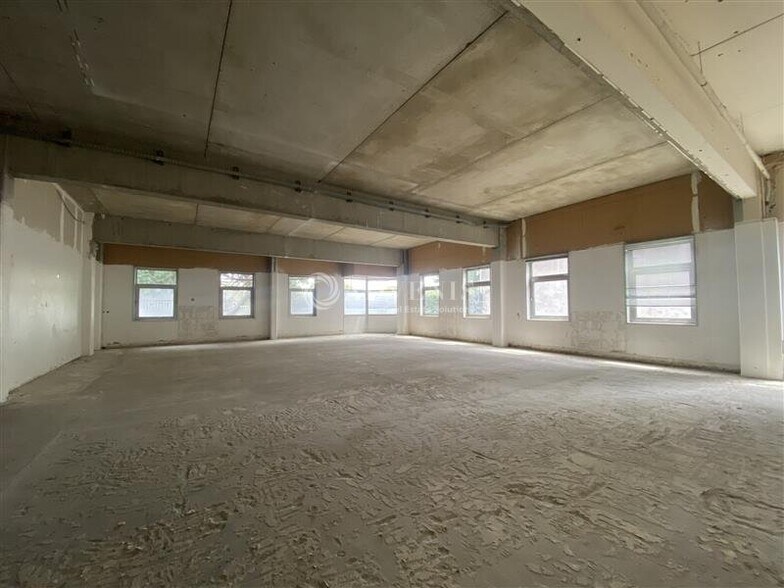 23 Quai Du President Carnot, Saint-Cloud to rent - Interior Photo - Image 1 of 10