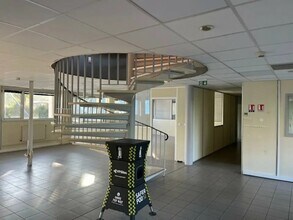 Industrial in Saint-Thibault-des-Vignes to rent Interior Photo- Image 2 of 5