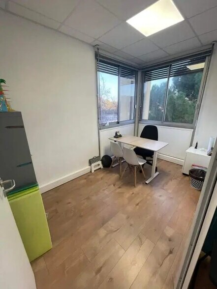 Office in Aix-en-Provence to rent - Building Photo - Image 3 of 6