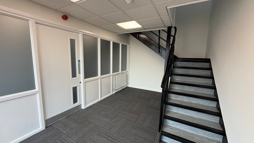 Wilbury Way, Hitchin to rent - Building Photo - Image 3 of 6