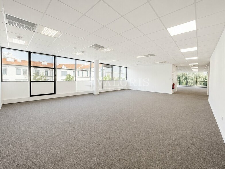 Office / Retail in Lyon to rent - Building Photo - Image 2 of 27