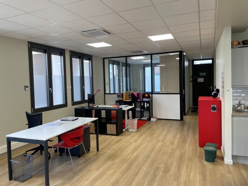 Office in Villeurbanne to rent Building Photo- Image 1 of 4