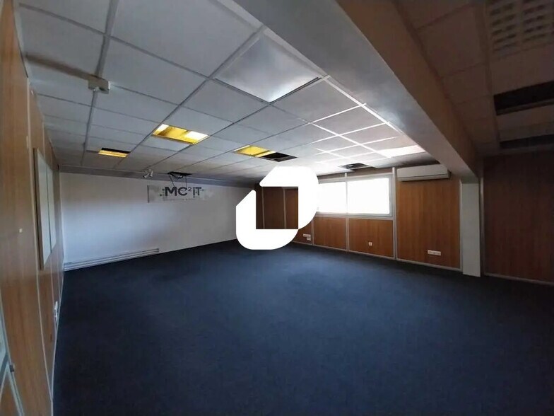 Light Industrial in Montpellier to rent - Interior Photo - Image 2 of 13
