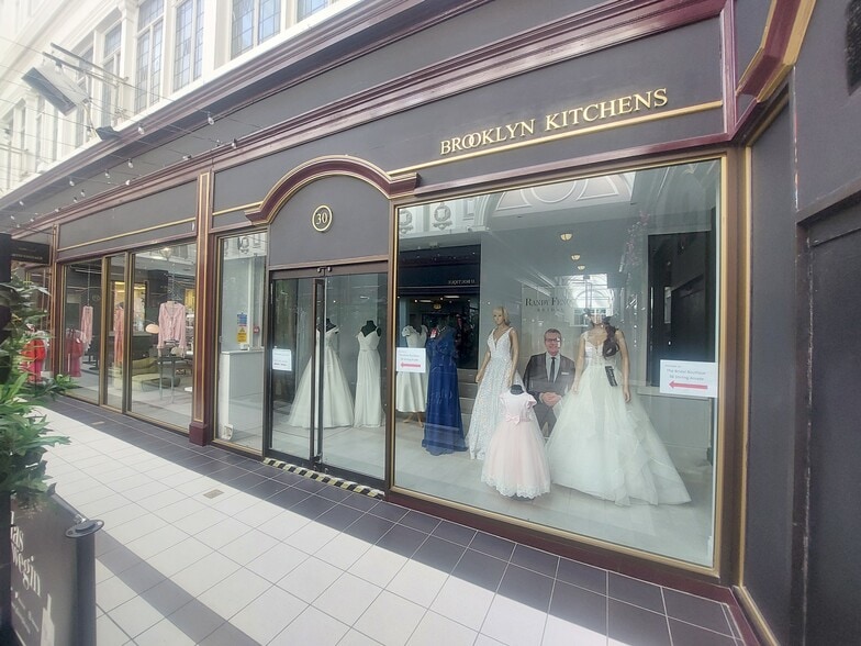 King St, Stirling to rent - Building Photo - Image 2 of 8