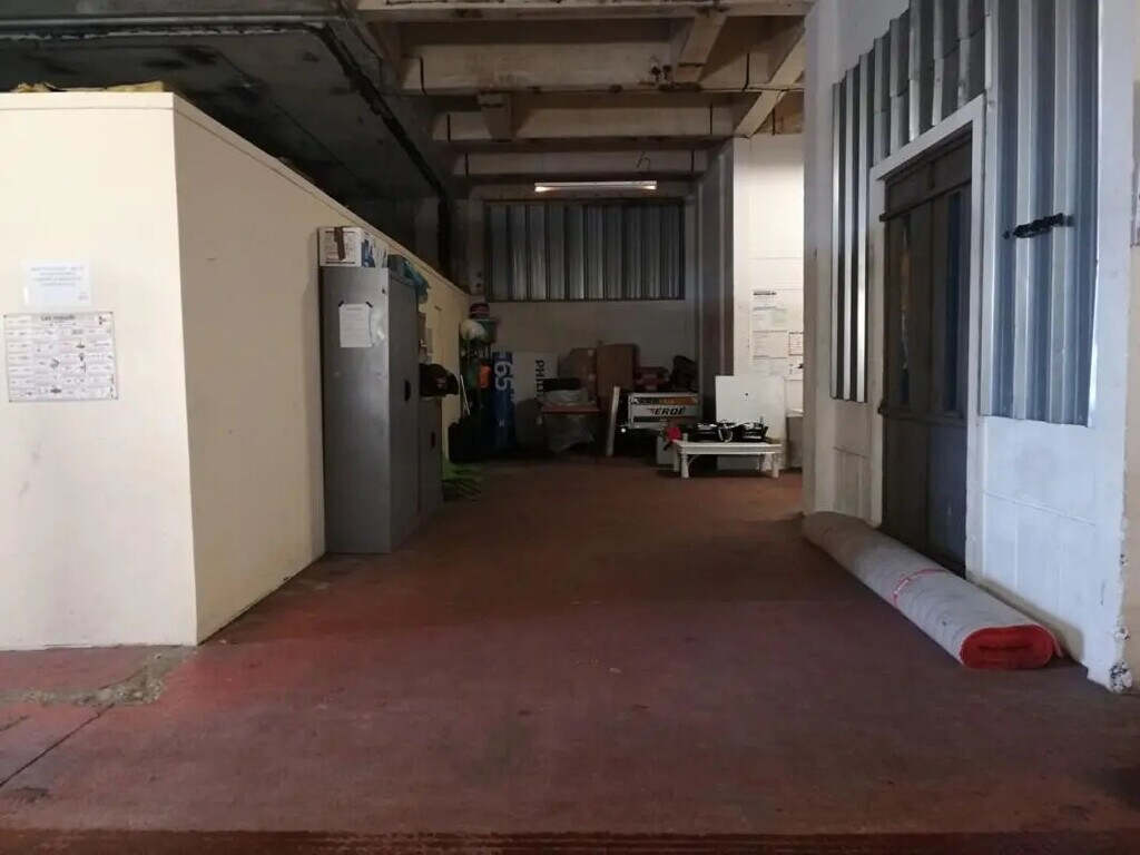 Location Local d'activités 340 m² - Photo 1