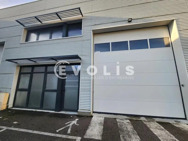 44 Rue De L'Avenir, Genas to rent - Building Photo - Image 2 of 16