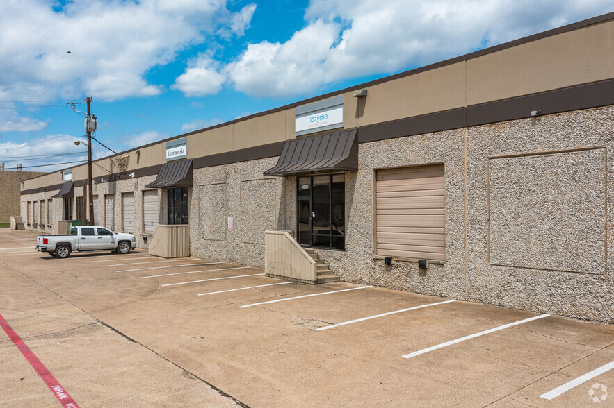 4800-4824 Lakawana St, Dallas, TX for rent - Building Photo - Image 3 of 5