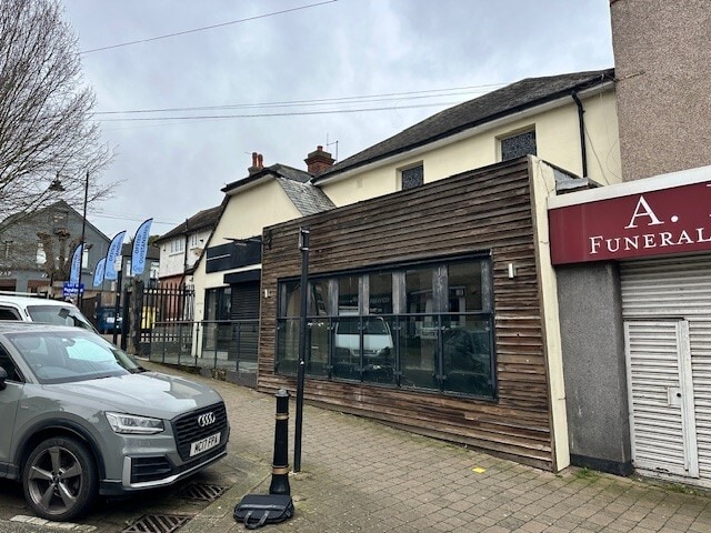 63 Queens Rd, Buckhurst Hill to rent - Building Photo - Image 2 of 8