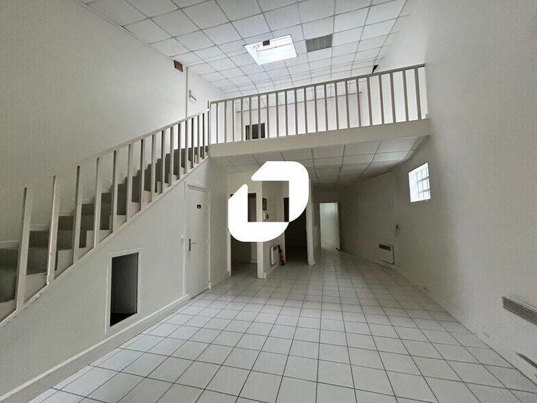 Light Industrial in Saint-Witz to rent - Interior Photo - Image 1 of 12