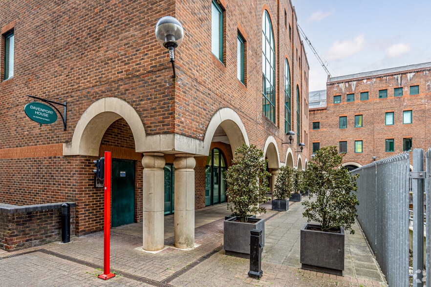 16 Pepper St, London to rent - Building Photo - Image 2 of 3