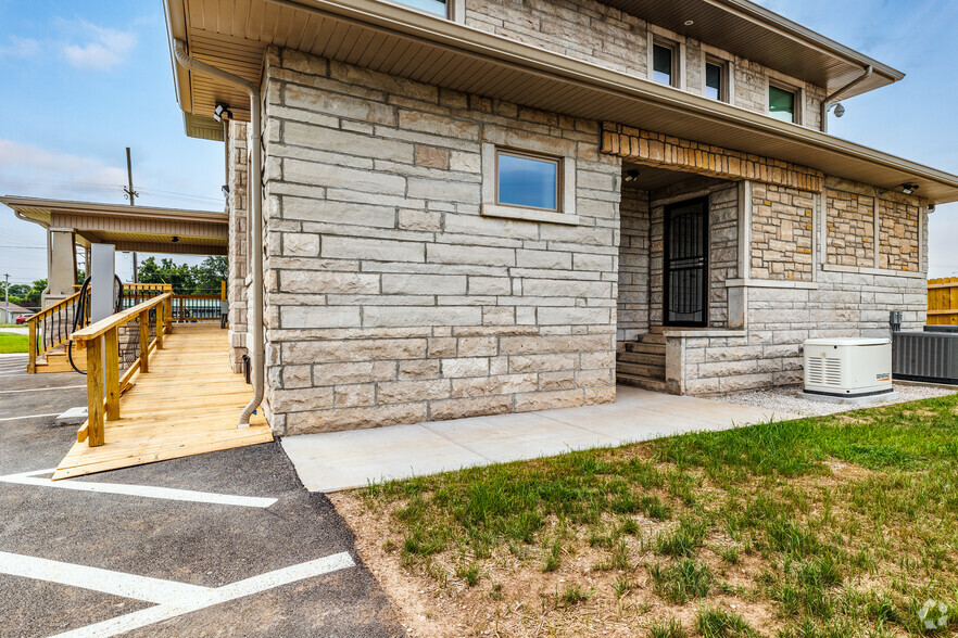 3005 W Chestnut Expy, Springfield, MO for rent - Building Photo - Image 3 of 22