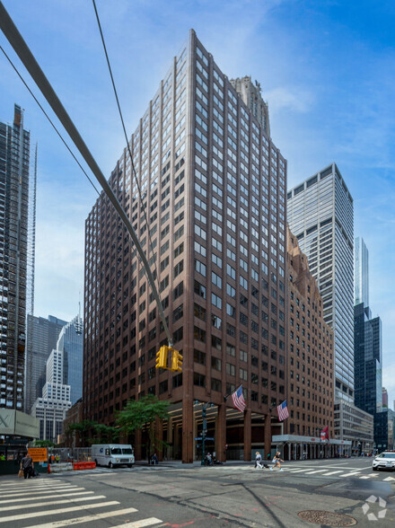 560 Lexington Ave, New York, NY for rent - Primary Photo - Image 1 of 13