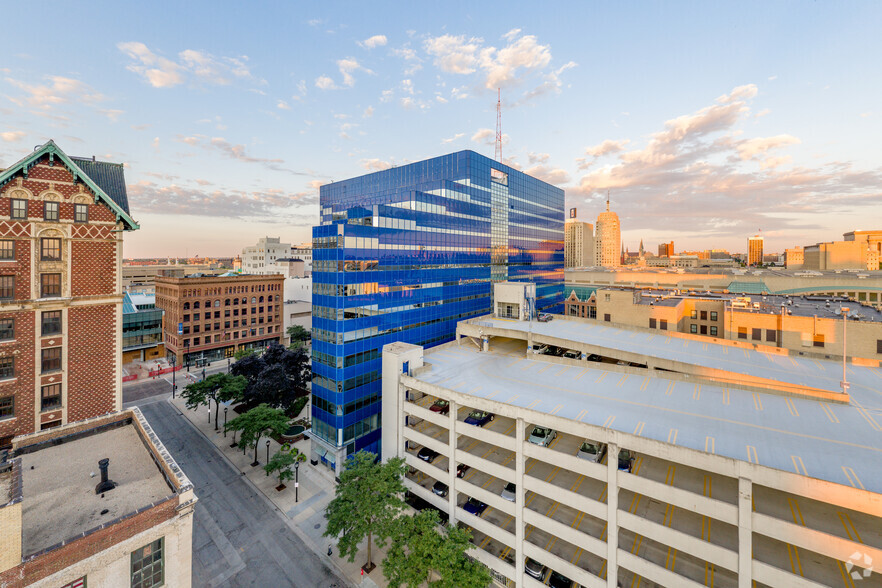 310 W Wisconsin Ave, Milwaukee, WI for rent - Building Photo - Image 3 of 10