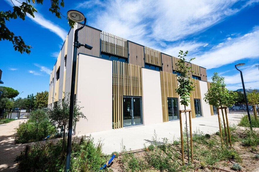 Office in Aubagne to rent - Building Photo - Image 3 of 8