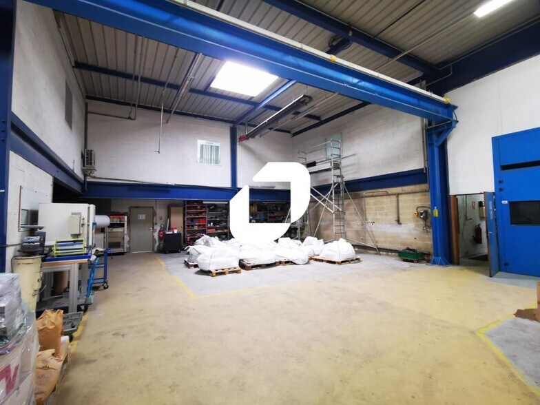 Light Industrial in Chelles to rent - Interior Photo - Image 1 of 8