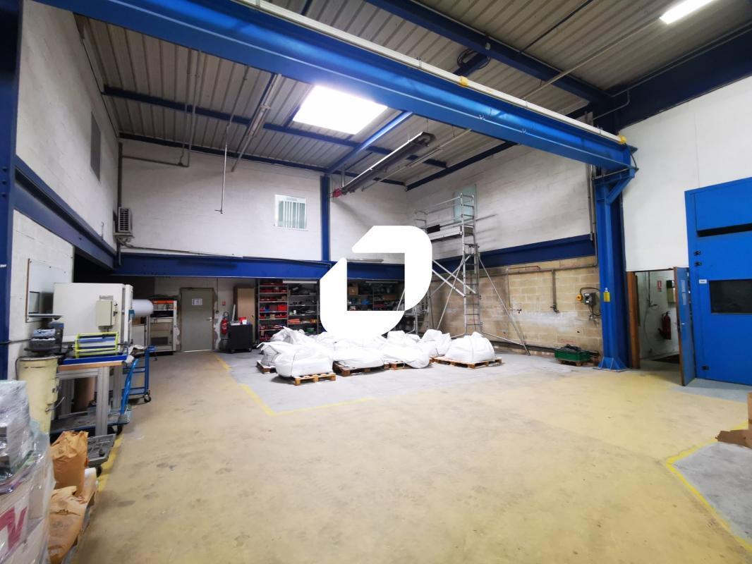 Light Industrial in Chelles to rent Interior Photo- Image 1 of 9