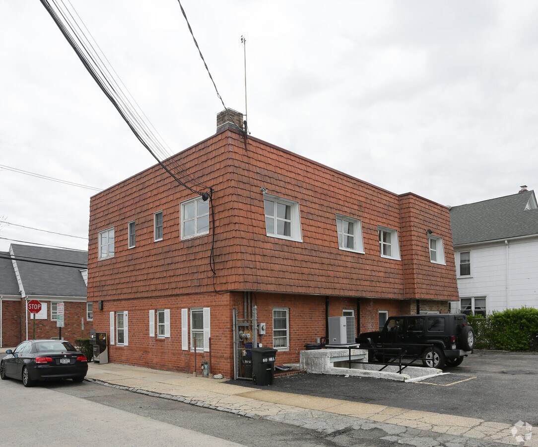 5860 Hillside Ave, Manhasset 11030 UK