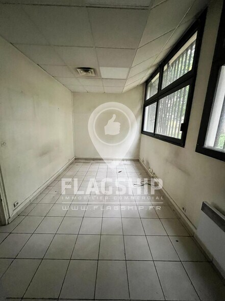 Retail in Levallois-Perret to rent - Interior Photo - Image 3 of 9
