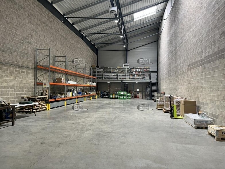 Light Industrial in Cormeilles-en-Parisis to rent - Interior Photo - Image 2 of 6