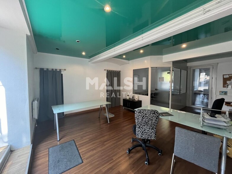 Retail in Saint-Genis-Laval to rent - Interior Photo - Image 1 of 5