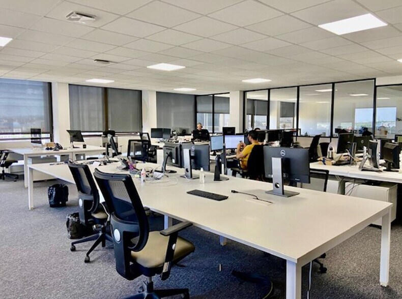 Office in Saint-Cloud to rent - Interior Photo - Image 1 of 7