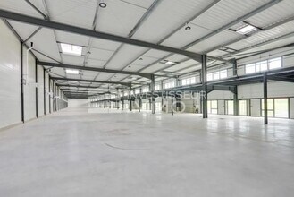 Light Industrial in Le Thillay to rent Building Photo- Image 1 of 1