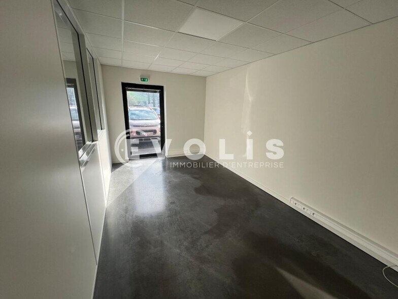 Light Industrial in MARCILLY-D'AZERGUES to rent - Interior Photo - Image 3 of 8