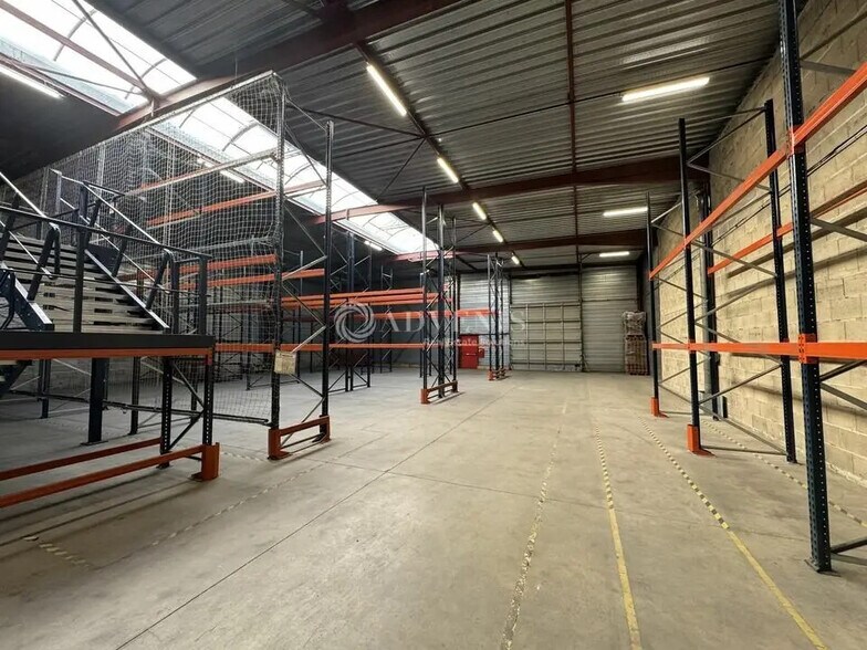 Light Industrial in Saint-Soupplets to rent - Interior Photo - Image 2 of 11