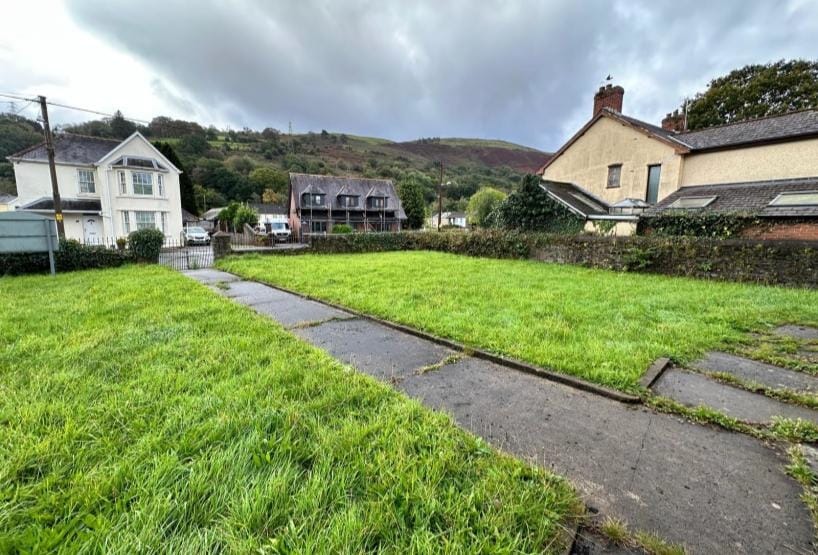 3 Glanrhyd Rd, Ystradgynlais for sale - Building Photo - Image 2 of 8