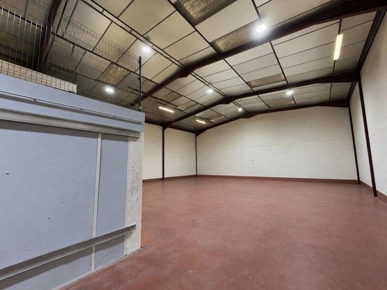 16 Rue André Sentuc, Vénissieux for sale - Interior Photo - Image 2 of 13