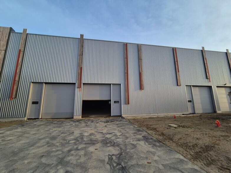 Industrial in Louvres to rent - Building Photo - Image 1 of 3