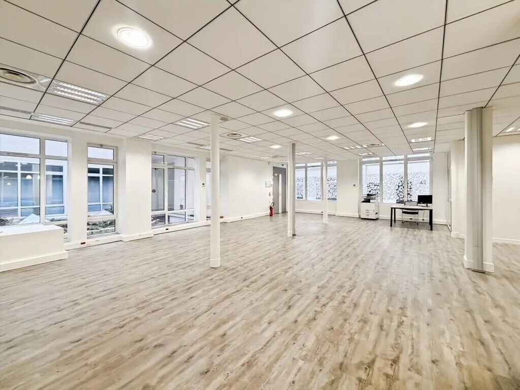 Location Bureaux 255 m² - Photo 1