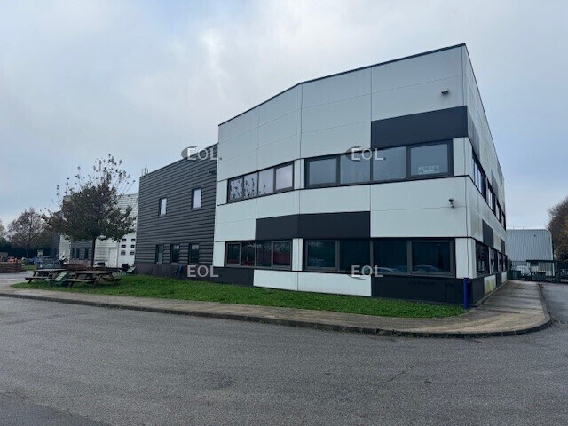Light Industrial in Montigny-le-Bretonneux to rent - Building Photo - Image 1 of 10
