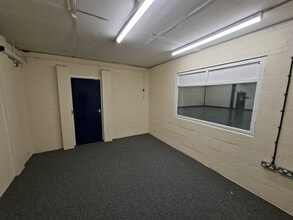 Cradley Rd, Cradley Heath to rent Interior Photo- Image 2 of 6