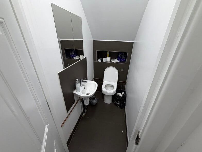 585 Roman Rd, London for sale - Building Photo - Image 2 of 9