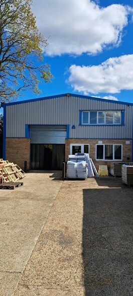 Watchmoor Rd, Camberley to rent - Building Photo - Image 2 of 2